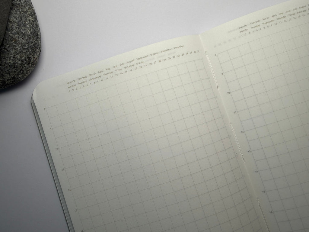 Stalogy 1/2 Year Notebook A6 Slim, Nahaufnahme der Doppelseite mit Karoraster