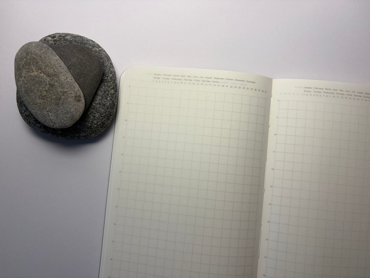 Stalogy 1/2 Year Notebook A6 Slim, aufgeschlagen mit Karoraster